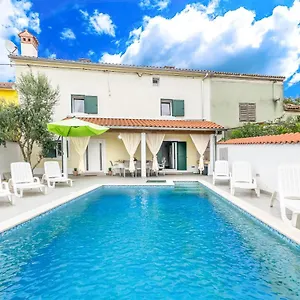 https://holiday-home-olga-with-pool-pet-friendly.pula-hotels.org
