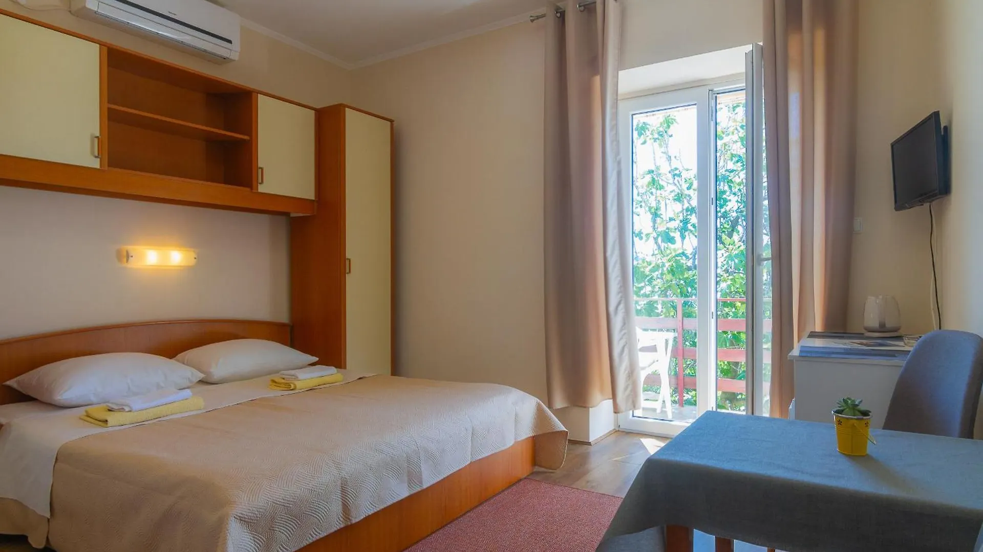 Apartments & Rooms Sanja Rab Town